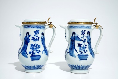 Une paire d'aigui&egrave;res couvertes en porcelaine de Chine bleu et blanc, Kangxi