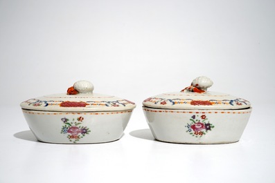 Une paire de terrines couvertes sur pr&eacute;sentoirs en porcelaine de Chine famille rose, Qianlong