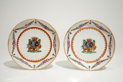 Une paire de tasses et soucoupes armoiri&eacute;es en porcelaine de Chine pour le march&eacute; fran&ccedil;ais, Qianlong