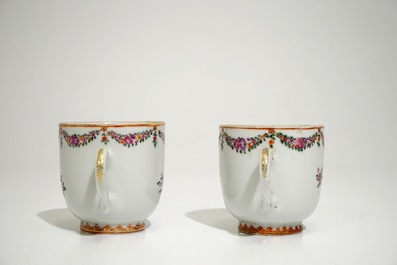 Une paire de tasses et soucoupes armoiri&eacute;es en porcelaine de Chine pour le march&eacute; fran&ccedil;ais, Qianlong