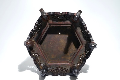 A Chinese carved wood stand with silver wire inlay, 19/20th C.