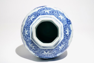 Un vase de forme balustre en porcelaine de Chine bleu et blanc, &eacute;poque Transition