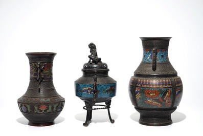 Drie Chinese bronzen vazen met email champlev&eacute; decor, China, 19e eeuw