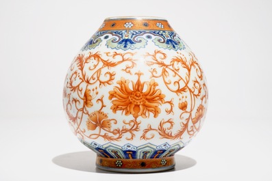 Un vase en porcelaine de Chine doucai et rouge de fer, marque de Qianlong, 20&egrave;me