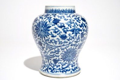 Un vase en porcelaine de Chine bleu et blanc aux rinceaux de lotus, Kangxi