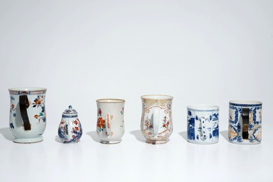 Cinq chopes et une verseuse en porcelaine de Chine famille rose et bleu et blanc, Qianlong et post&eacute;rieur