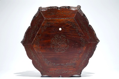 A Chinese carved wood stand with silver wire inlay, 19/20th C.