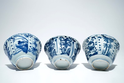 Three Chinese blue and white kraak porcelain crow cups, Wanli