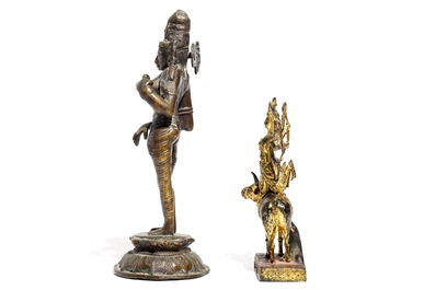 Een bronzen model van Shiva en een deels verguld van Shiva op Nandi, India, 19e eeuw