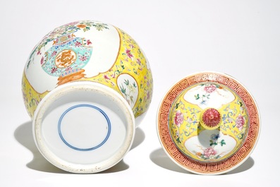 Un vase en porcelaine de Chinese famille rose &agrave; d&eacute;cor d'un vase fleuri, 19&egrave;me