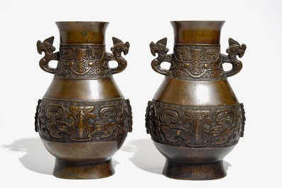 Une paire de vases de forme hu en bronze de style archa&iuml;que, Chine, 19&egrave;me