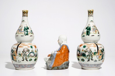 Een paar Chinese famille verte kalebasvazen en een Boeddha, 19/20e eeuw