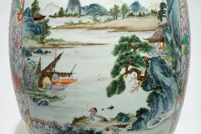 Een paar erg grote Chinese famille rose millefleurs vazen met landschapspanelen, Qianlong merk, 19e eeuw