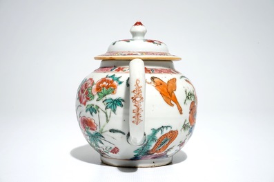 Een Chinese famille rose theepot en een bord met decor van ganzen, Yongzheng/Qianlong