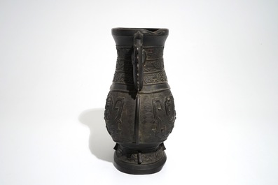 Een Chinese archa&iuml;stische bronzen hu vaas, 19e eeuw