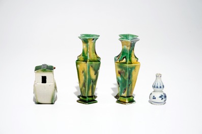 Une paire de vases de type &eacute;pinards et oeuf, un bateau en biscuit famille verte et un vase miniature, Kangxi