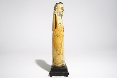 Een Chinese ivoren figuur van de onsterfelijke Han Zhongli, op houten basis, laat Ming
