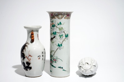 Une paire d'assiettes en porcelaine de Chine bleu et blanc, deux vases et une main de bouddha en blanc de Chine, 19/20&egrave;me