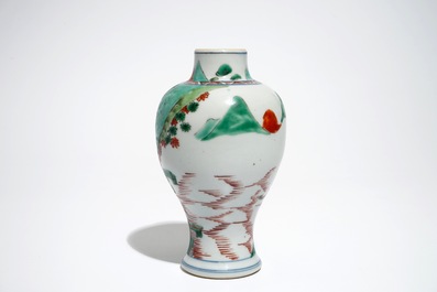 A Chinese famille verte vase and a pair of plates, Kangxi