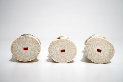 Drie gesigneerde Japanse ivoren okimono van bebaarde wijzen, Meiji, begin 20e eeuw