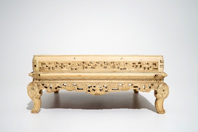 Un grand socle en ivoire sculpt&eacute;, Chine, 18/19&egrave;me