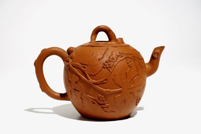 Een Chinese Yixing theepot met eekhoorns en druivenranken in reli&euml;f, Kangxi