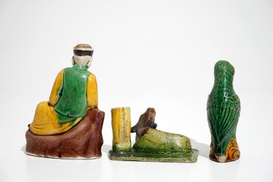 Deux porte-encens et un mod&egrave;le d'un perroquet en biscuit famille verte, Kangxi