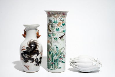 A pair of Chinese blue and white plates, two vases and a blanc de Chine Buddha's hand, 19/20th C.