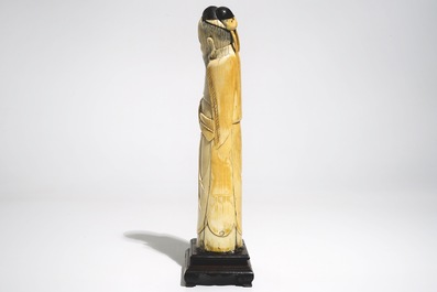 Een Chinese ivoren figuur van de onsterfelijke Han Zhongli, op houten basis, laat Ming
