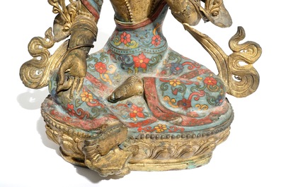 Een groot Chinees model van de Groene Tara in brons en cloisonn&eacute;, 19e eeuw