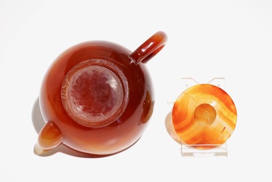 A Chinese agate teapot with cover, 20th C.