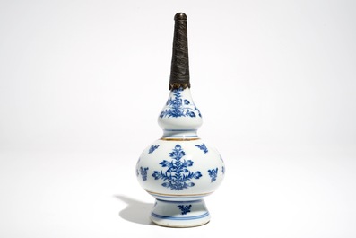 Un aspersoir en porcelaine de Chine bleu et blanc mont&eacute; en argent pour le march&eacute; islamique, Kangxi