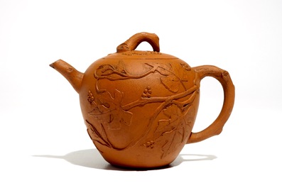 Een Chinese Yixing theepot met druivenranken in reli&euml;f, Kangxi