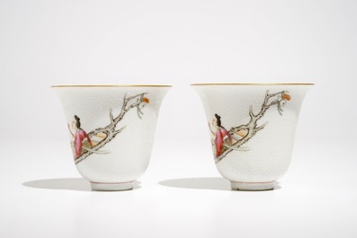 A pair of Chinese sgraffiato-ground famille rose cups, 19/20th C.
