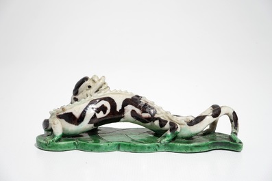 Een Chinees verte biscuit model van een draak op artemisiablad, Kangxi