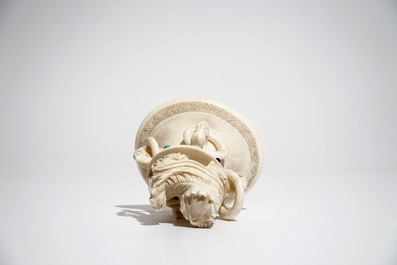 Un vase incrust&eacute; en ivoire sculpt&eacute; sur socle en bois, d&eacute;but du 20&egrave;me