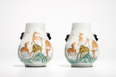 Une paire de vases miniatures de forme hu en porcelaine de Chine famille rose &agrave; d&eacute;cor de cerfs, 19&egrave;me