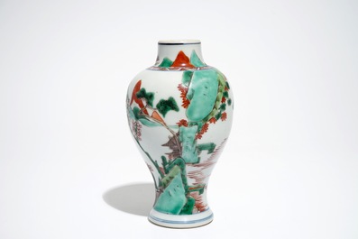 Un vase et une paire d'assiettes en porcelaine de Chine famille verte, Kangxi