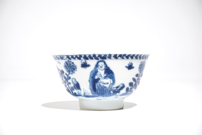 Une tasse et soucoupe en porcelaine de Chine bleu et blanc figurant La Vi&egrave;rge &agrave; l'Enfant, Kangxi