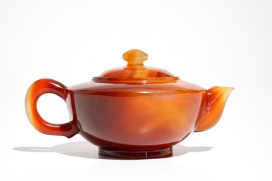 A Chinese agate teapot with cover, 20th C.