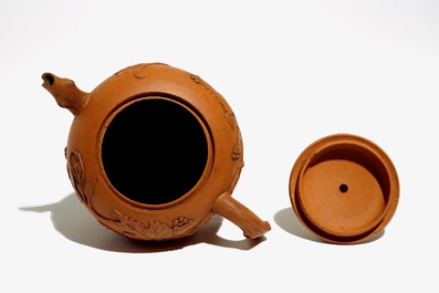 Een Chinese Yixing theepot met druivenranken in reli&euml;f, Kangxi