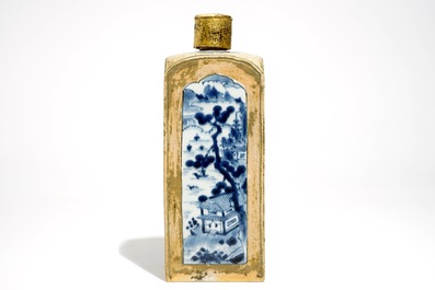 Une bouteille carr&eacute;e en porcelaine d'Arita bleu et blanc &agrave; cadre en biscuit, &eacute;poque Edo, 17/18&egrave;me