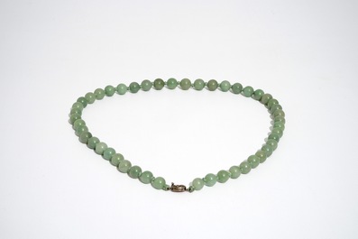 Un collier en perles de jade vert, Chine, 19/20&egrave;me