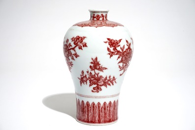 Un vase de forme meiping en porcelaine de Chine, marque de Qianlong, 20&egrave;me