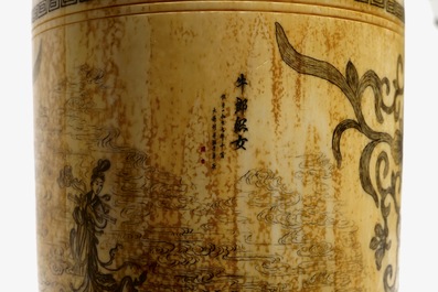 Een Chinese ivoren vaas met deksel, 2e kwart 20e eeuw