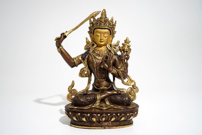 Een Sino-Tibetaans bronzen model van Manjusri met inlegwerk van turkoois en koraal, 19/20e eeuw