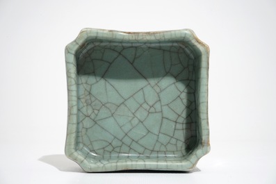 Un lave-pinceaux de forme carreau en porcelaine de Chine craquel&eacute; de type ge, marque de Qianlong, 19/20&egrave;me