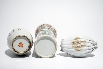 A pair of Chinese blue and white plates, two vases and a blanc de Chine Buddha's hand, 19/20th C.
