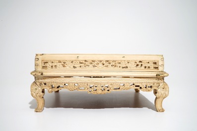 Un grand socle en ivoire sculpt&eacute;, Chine, 18/19&egrave;me