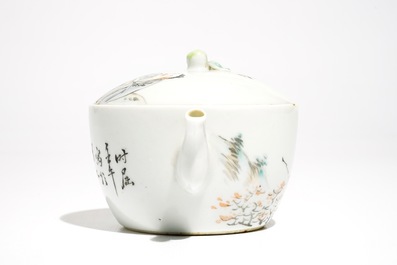 Une th&eacute;i&egrave;re en porcelaine de Chine qianjiang cai, sign&eacute; Ren Huanzhang (1874-1902)